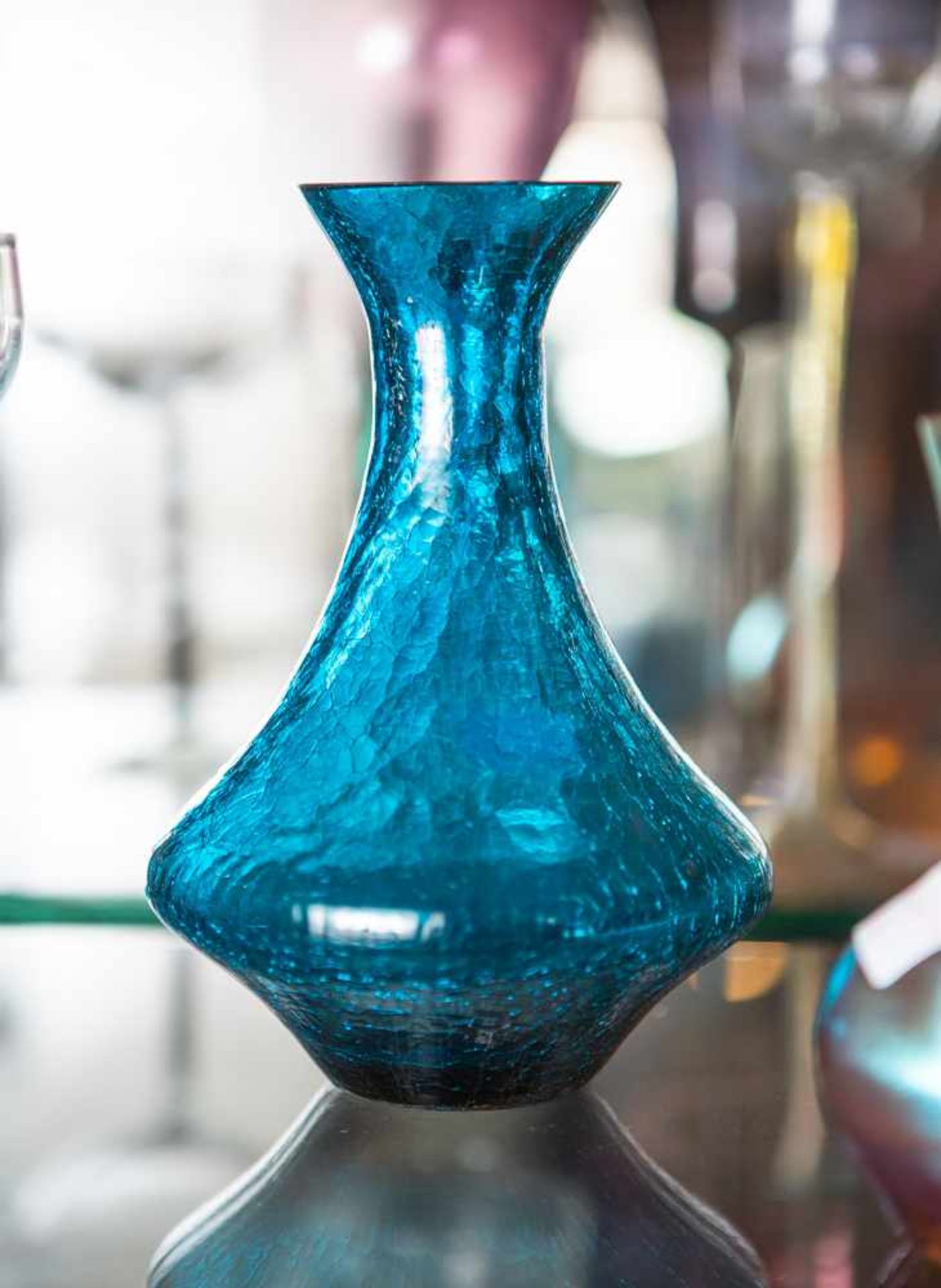 Kleine Vase, krakeliertes türkisfarbenes Glas, gebauchter Korpus mit schlankem Hals undgeweiteter