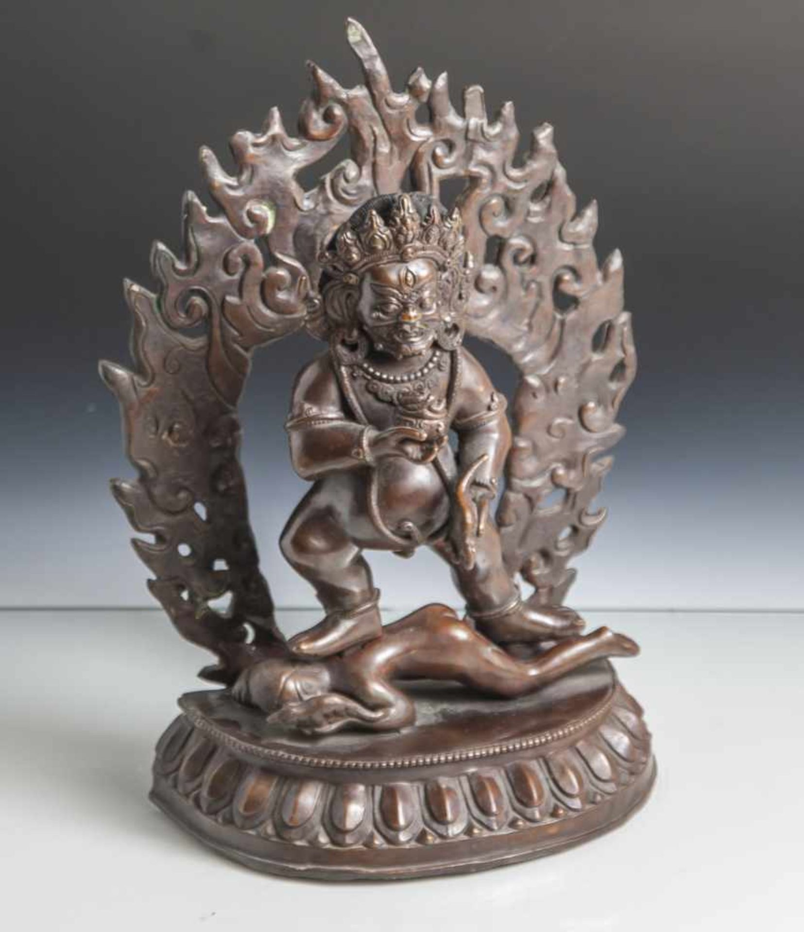Figur des Mahakala, Tibet, wohl 19. Jahrhundert, Bronze, dunkel patiniert, stehend aufeinem Dämon,