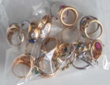 Posten Modeschmuck, 20 Ringe, unterschiedliche Ausführungen und Materialien. Größtenteilsmit