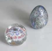 2 Paperweights, Murano, farbloses Glas mit poychromen Murrineneinschmelzungen bzw.eingeschmolzener