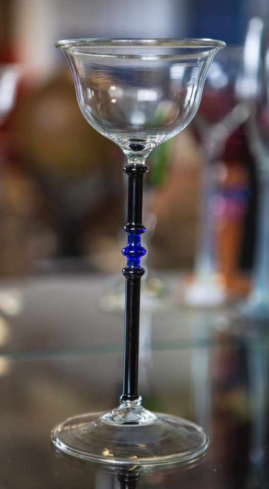 Stengelglas, Entwurf Walter Bahr (geb. 1949), farbloses Glas, blauer Mündungsrand, Schaftopak