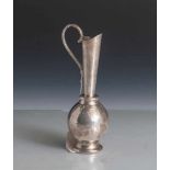 Ölgießer, Silber 900. H. ca. 16 cm, ca. 93 gr.
