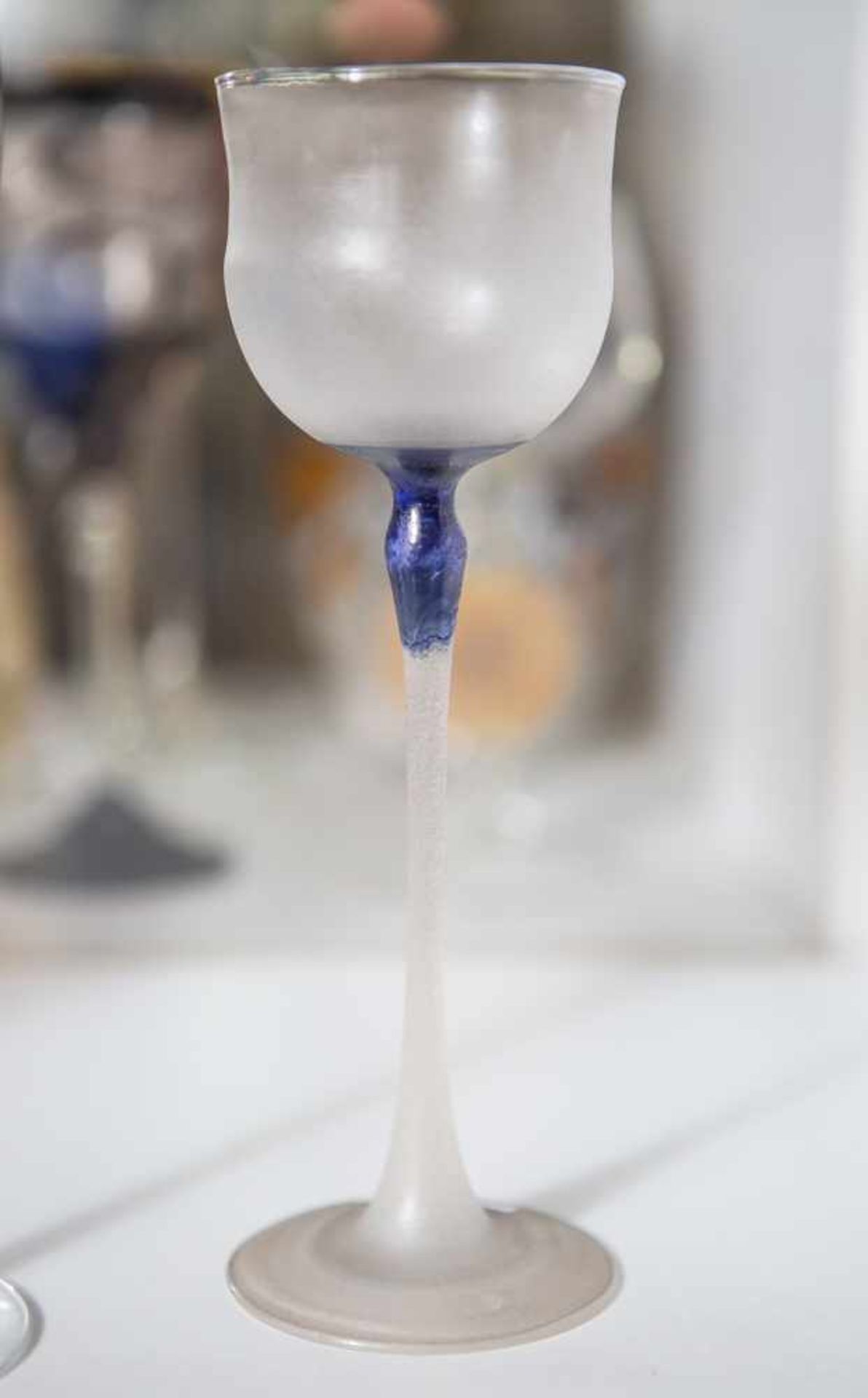 Stengelglas, Entwurf Harald Harrer (geb. 1948), farbloses Glas, geeist, Schaft violetteingefärbt,