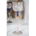 Stengelglas, Entwurf Harald Harrer (geb. 1948), farbloses Glas, geeist, Schaft violetteingefärbt,
