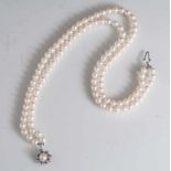 Akoya-Zuchtperlenkette, zweireihig, inges. 109 crèmeweiße Perlen, DM. ca. 7,5 mm, floralgestaltete