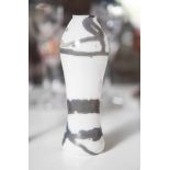 Kleine Vase, Entwurf Johannes Willmann, Milchglas mit grauen Einschmelzungen, schlankerKorpus,