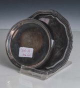 2 Untersetzer, Silber 800/835. DM ca. 10 bzw. 12,5 cm, ca. 117 gr.