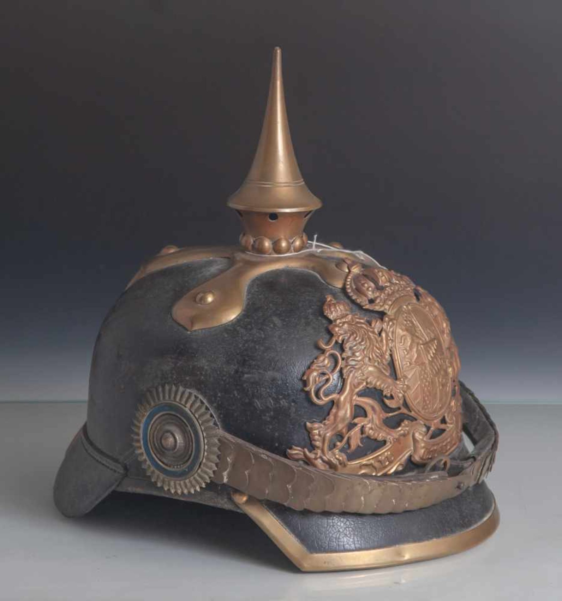 Pickelhaube für Mannschaft der Kavallerie Bayern, keine Doppellöcher, rücks. aufNackenschirm mehrere