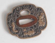 Tsuba, Japan, wohl späte Edo-Periode, Kupfer/Kupferlegierung mit Goldauflage. MitDrachenmotiv über