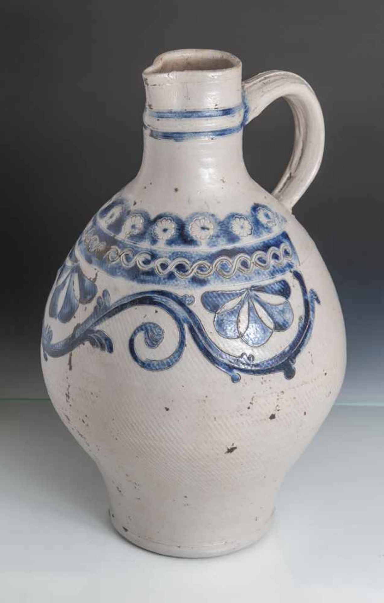 Schenkkanne, Westerwald, 19. Jahrh., graues Steingut m. blauer Bemalung u. Ritzdecor., H:ca 37 cm.