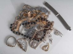 Posten Modeschmuck, 31 Teile, bestehend aus: 13 Ketten, 6 Armbänder, 7 Broschen, 1Anhänger, 2 Ringe,