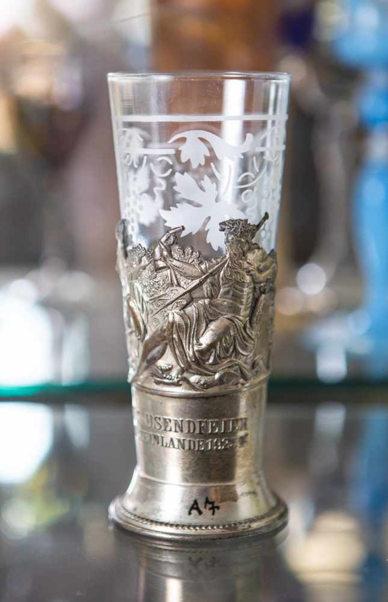 Becher, farbloses Glas mit geätztem Weinlaubdekor u. Metallmontierung, "Jahrtausendfeierder
