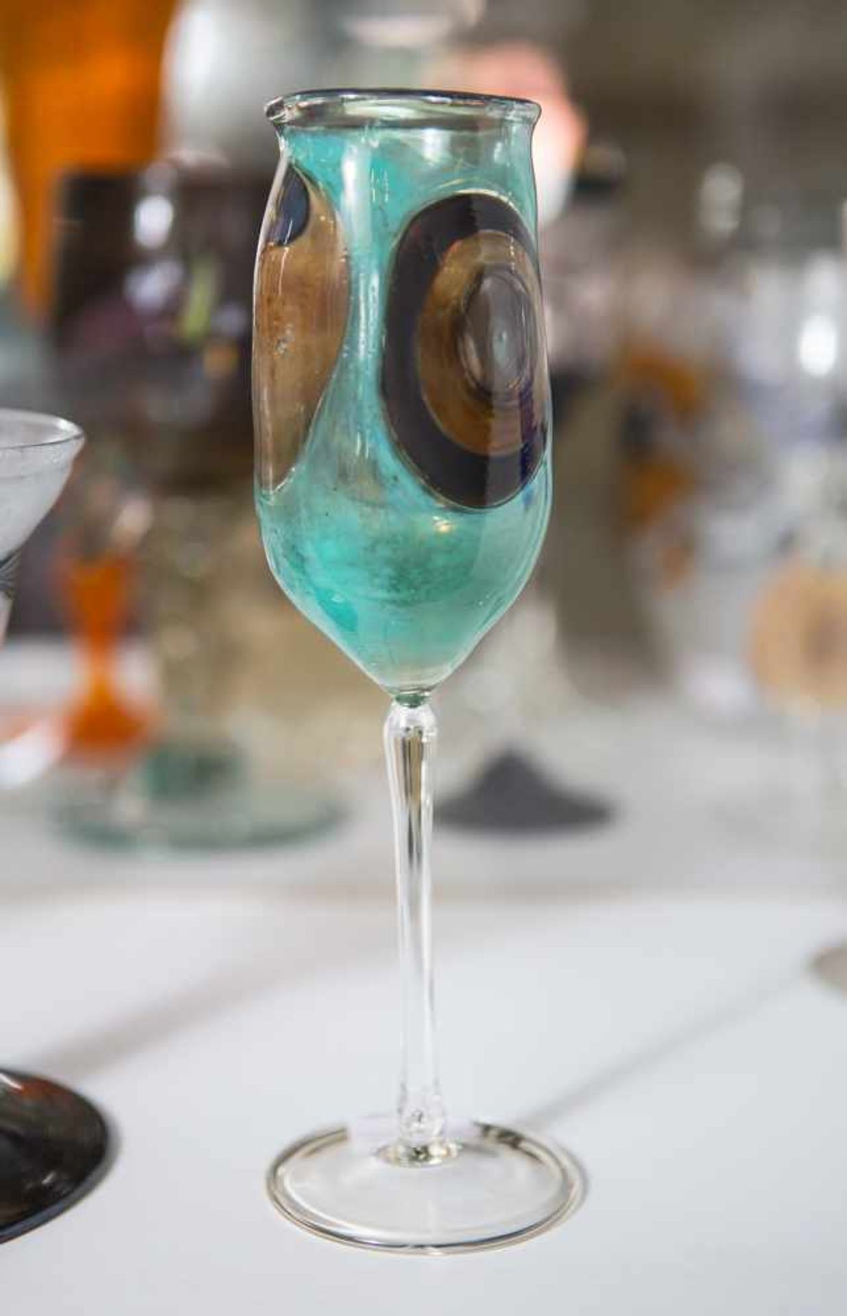 Stengelglas, Entwurf Stefan Scheuerer (geb. 1960), farbloses Glas, Kuppa polychrom gefärbtmit