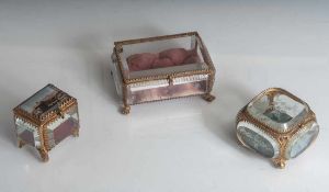 3 Souvenir-Schatullen, um 1900, farbloses, geschliffenes Glas, Messingmontierung. Mitscharnierten