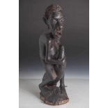 Afrikan. Skulptur, Medizinmann der Makonde (mutela) bei Opferzeremoniell, H: ca 42 cm.