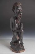 Afrikan. Skulptur, Medizinmann der Makonde (mutela) bei Opferzeremoniell, H: ca 42 cm.