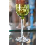 Stengelglas, farbloses Glas, olivgrün gefärbte Kuppa mit geätztem Lorbeerfeston mitSchleifen. H. ca.