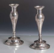Kerzenhalter-Paar, wohl um 1800, aus Silber, div. Punzen, H: 23,5 cm, Gewicht 450 Gramm