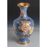 Cloisonnévase in Balusterform, China, auf hellblauem Fond Blumen- und Insektendekor. H.ca. 26 cm.