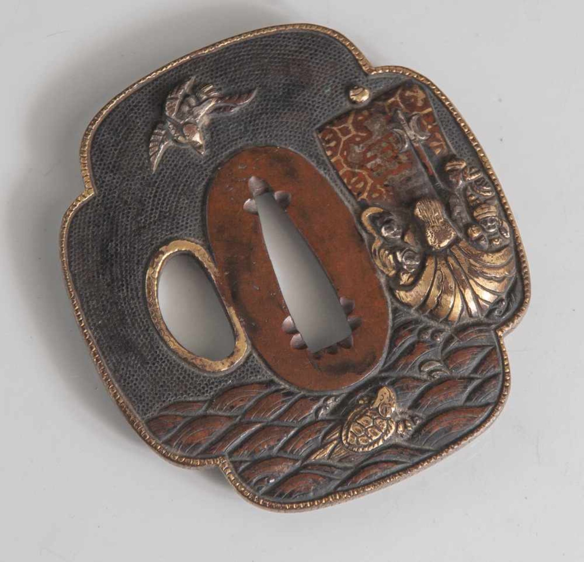 Tsuba, Japan, wohl späte Edo-Periode, Kupfer/Kupferlegierung mit Goldauflage. Dargestelltist eine