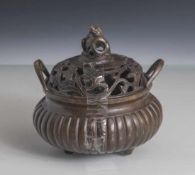 Weihrauchbrenner, China, 19. Jahrhundert, Bronze, 2-teilig, von Ranken und taotie-Maskendurchbrochen