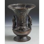 Bronze-Vase, China, wohl um 1900, Trichterform. Mit reliefiertem Dekor von Chrysanthemenund Vögeln