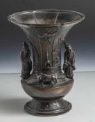 Bronze-Vase, China, wohl um 1900, Trichterform. Mit reliefiertem Dekor von Chrysanthemenund Vögeln
