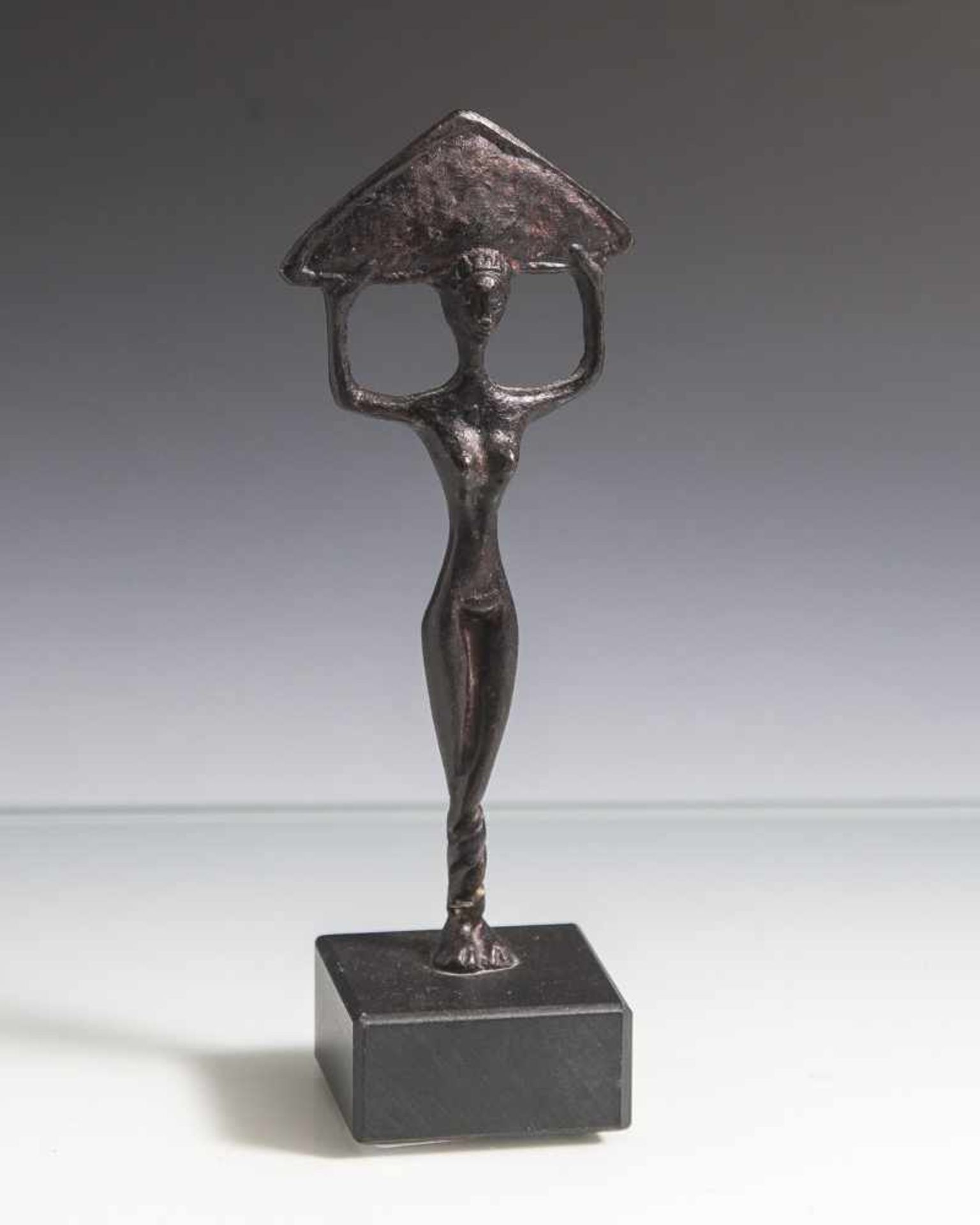 Miniaturbronze, Frau mit Segel, auf schwarzem Steinsockel. H. ca. 12 cm (o. Sockel).
