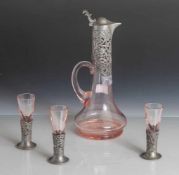 Kleine Schenkkanne, um 1900 mit 3 kelchförmigen Gläsern in Zinnhaltern, rosafarbenes Glasmit