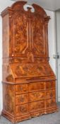 Aufsatzschrank, Stilmöbel, Italien, im Stil des 18. Jahrhunderts, Nußmaserholz aufwendigfurniert. H.