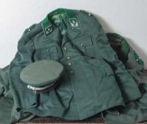 Komplette Uniform Forstmeister, 1930er Jahre, bestehend aus: 1 Eichel, 1 Dienstmütze, 1Mantel, 1