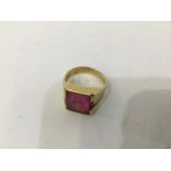 Masons gentleman's 18c gold ring with carnelian inlay - size W