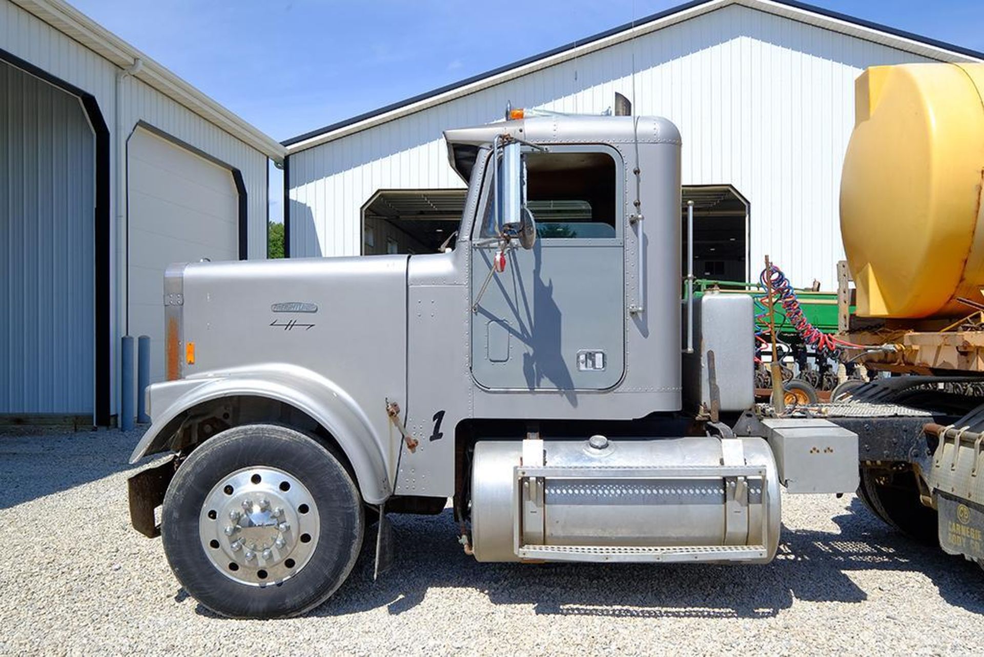 1985 FREIGHTLINER SEMI TRACTOR - Image 3 of 14