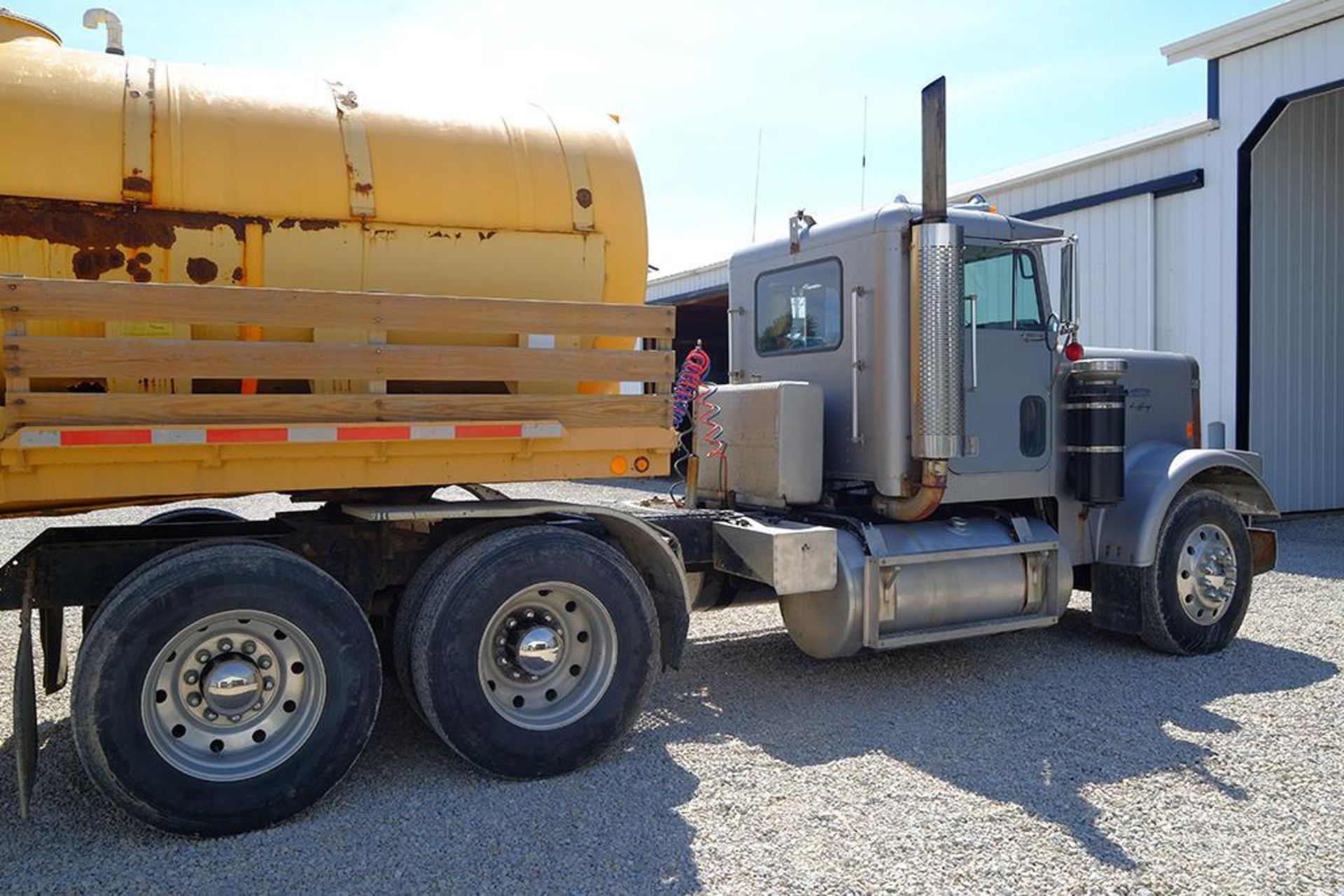 1985 FREIGHTLINER SEMI TRACTOR - Image 10 of 14