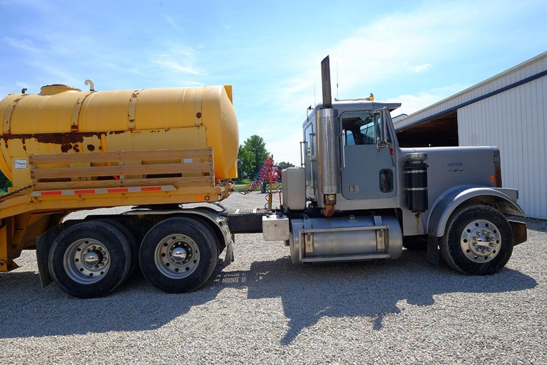 1985 FREIGHTLINER SEMI TRACTOR - Image 9 of 14