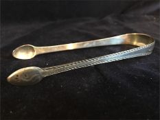 A pair of silver sugar nips (26g)