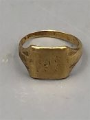 A 9ct gold signet ring (4.7g)