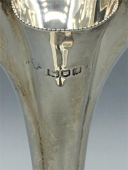 A silver posy vase, hallmarked London - Bild 2 aus 2