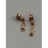 A pair of 9ct gold earrings (1.1g)