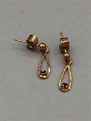 A pair of 9ct gold earrings (1.1g)