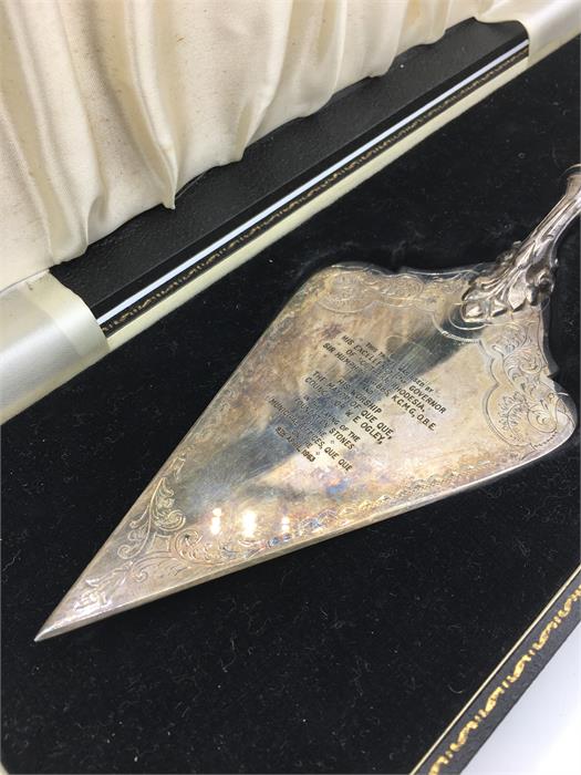 A ceremonial trowel in boxed case bearing the inscription: 'This trowel was used by his excellency - Image 2 of 4