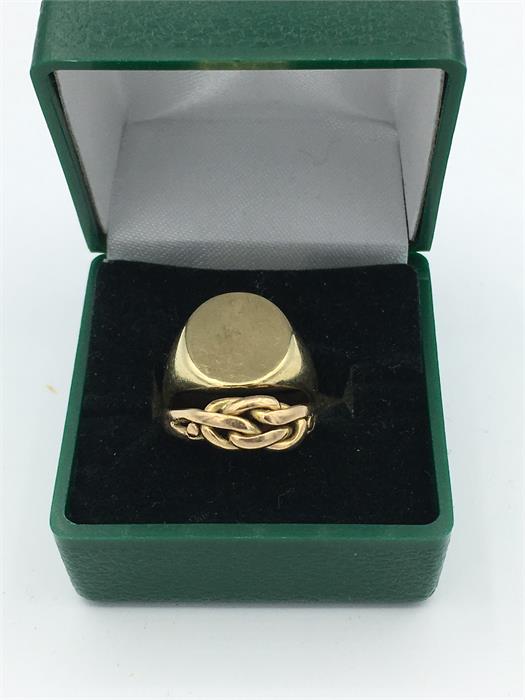 A 9ct gold signet ring and knotted ring (8.6g)