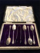 A boxed set of hallmarked teaspoons and sugar nips