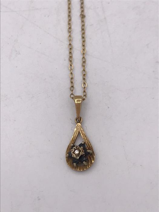 A 9ct gold necklace and pendant