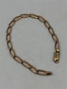 A 9ct gold bracelet (6.8g)