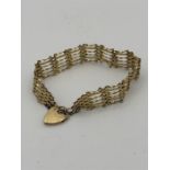 A 9ct gold bracelet with heart shaped locket (7.2g)