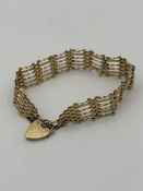 A 9ct gold bracelet with heart shaped locket (7.2g)