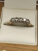 A 15ct yellow gold five stone diamond ring (2.7g)