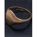 A 9ct gold signet ring (2.6g)