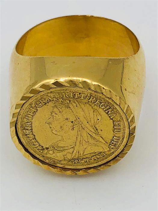 A Half sovereign gold ring (22.3g)